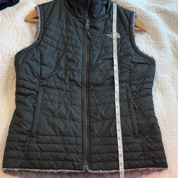 North Face Mossbud Swirl Insulated Reversible Faux Fur Vest Winter Gray Small - Picture 7 of 10
